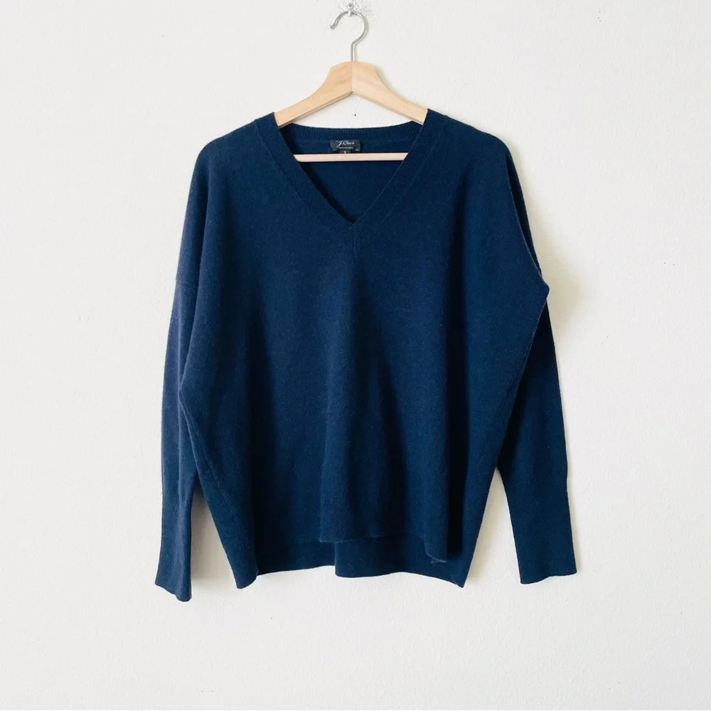 Jcrew Men’s SMALL 100% cashmere Vneck sweater in navy blue